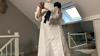 Hot nurse cares for Covid-19 patient