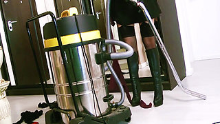 Babysitter Vacumming