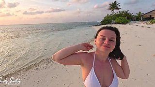 Female domination in Paradise. Outdoor Idolize on the Beach