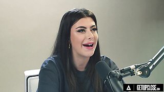 Gal Ritchie Rubs One Out Until She Shakes