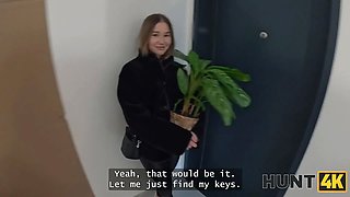 Hunt4k. curvy amalia davis flashed her underwear and pussy to her neighbour