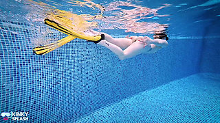 Lucy's Naked Scuba Wank Underwater Orgasm