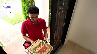 Delivery guy Gets the Best Tip from MILF