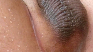Je joue seul sous la douche anal gay fuckmachine  gros plan