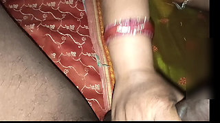 Desi  local bhabhi ki chut me fingering