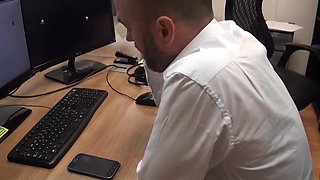 Rul JM se las goza con doble chupada de polla