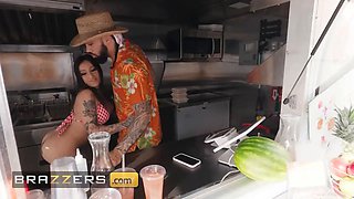 Brazzers - Anna Chambers gets kinky behind the counter and fucks James Angel in the food truck