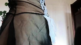 Arabische Haushlterin mit groem Po neckt vor der Webcam