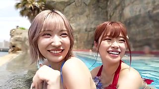 巨乳美女二人に囲まれダブルフェラとおっぱい揉みまくりハーレムエッチ