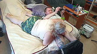 The Game of the Console Ended with a Blowjob From the Stepmom with Swallowing Sperm