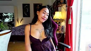Sexynympho webcam model uses toy on clit to masturbate